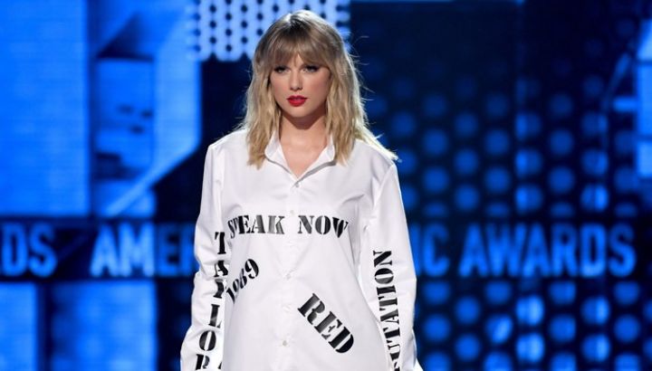 Watch Taylor Swift Perform A Career Spanning Medley At The